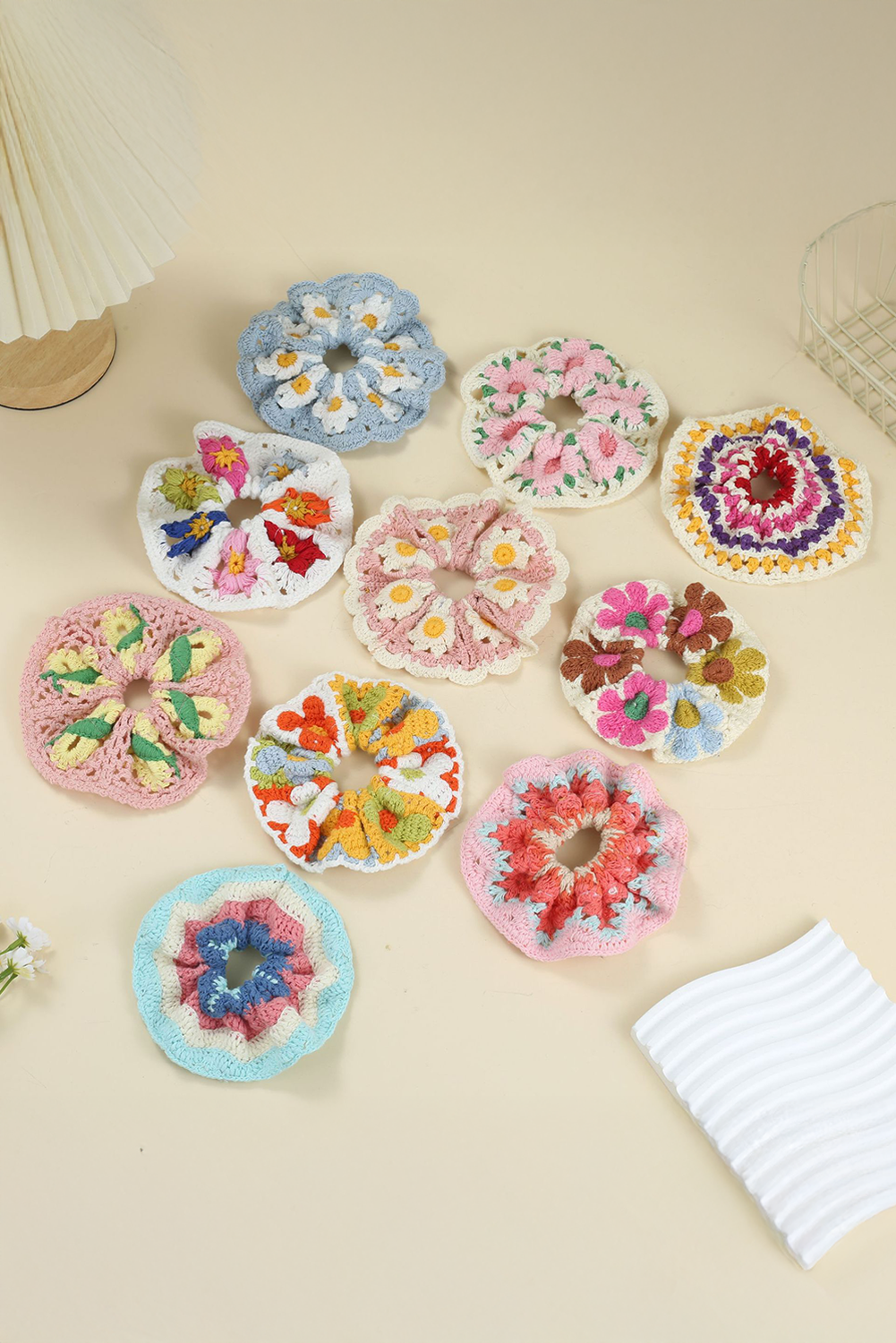 Chouchou à cheveux style bohème en crochet avec fleurs