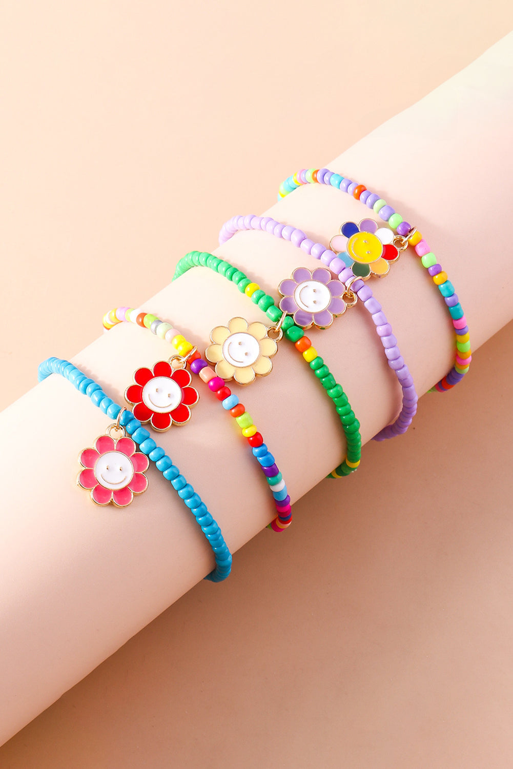 5-teiliges Perlenarmband-Set mit Smiley-Blumenanhänger