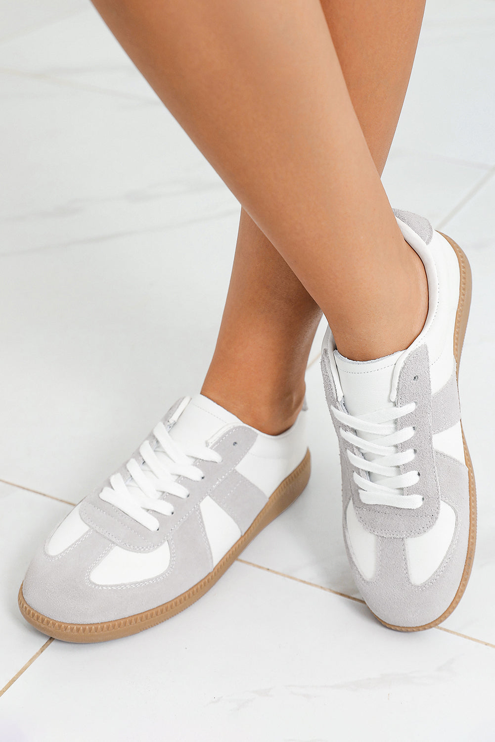 Flache Schnürschuhe aus PU-Leder und Wildleder mit Patches
