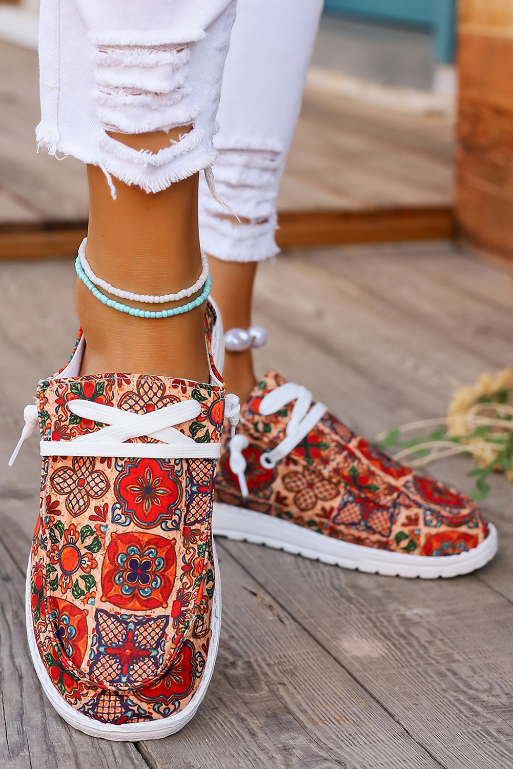 Flache Slipper mit Western-Print und Schnürung