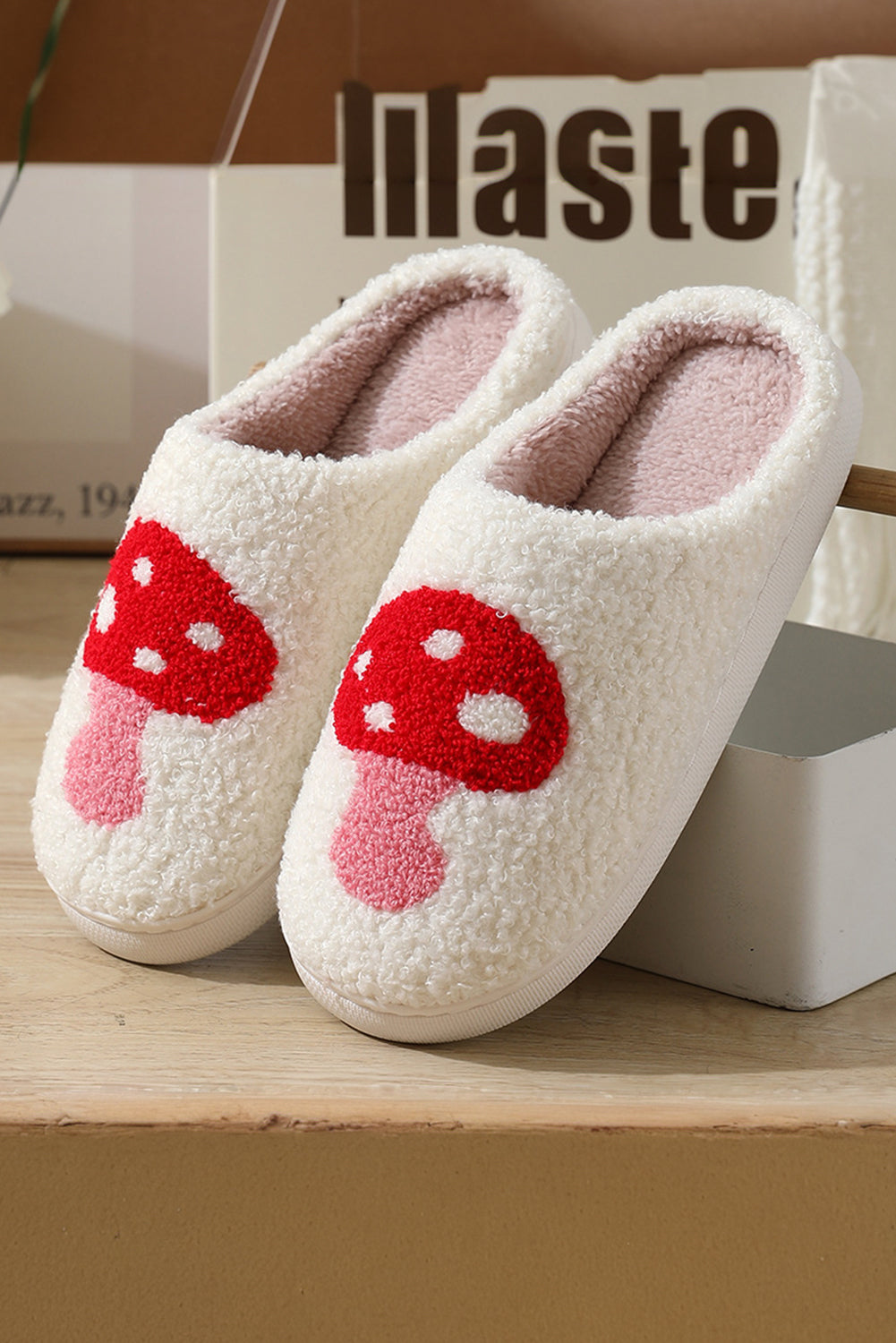 Chaussons d'hiver pelucheux à motif de champignons de dessin animé mignons