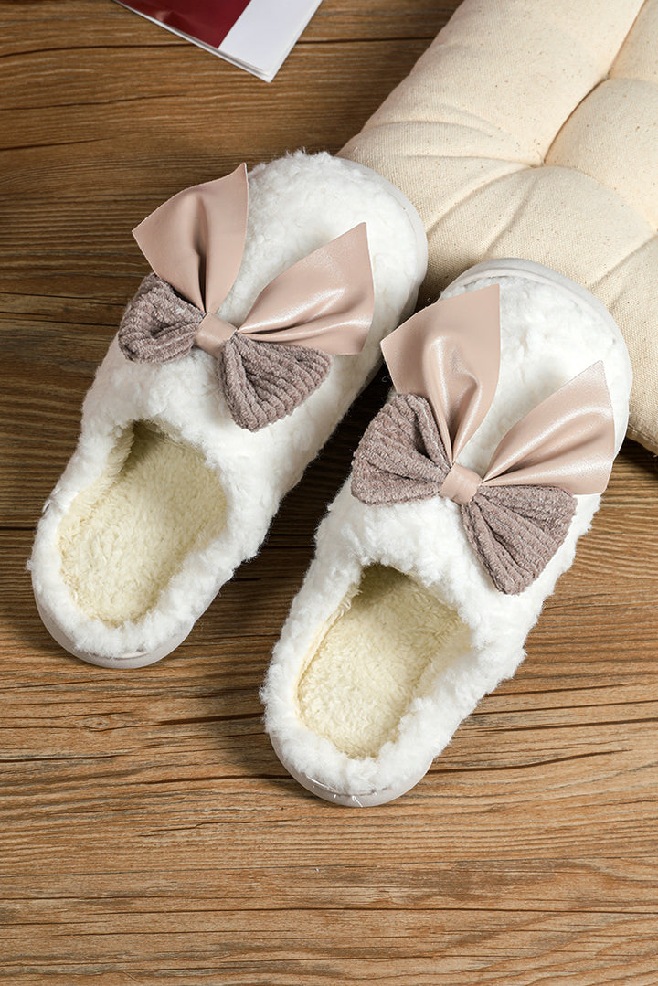 Chaussons d'hiver en peluche avec nœud contrasté (les couleurs des nœuds peuvent varier selon le lot)