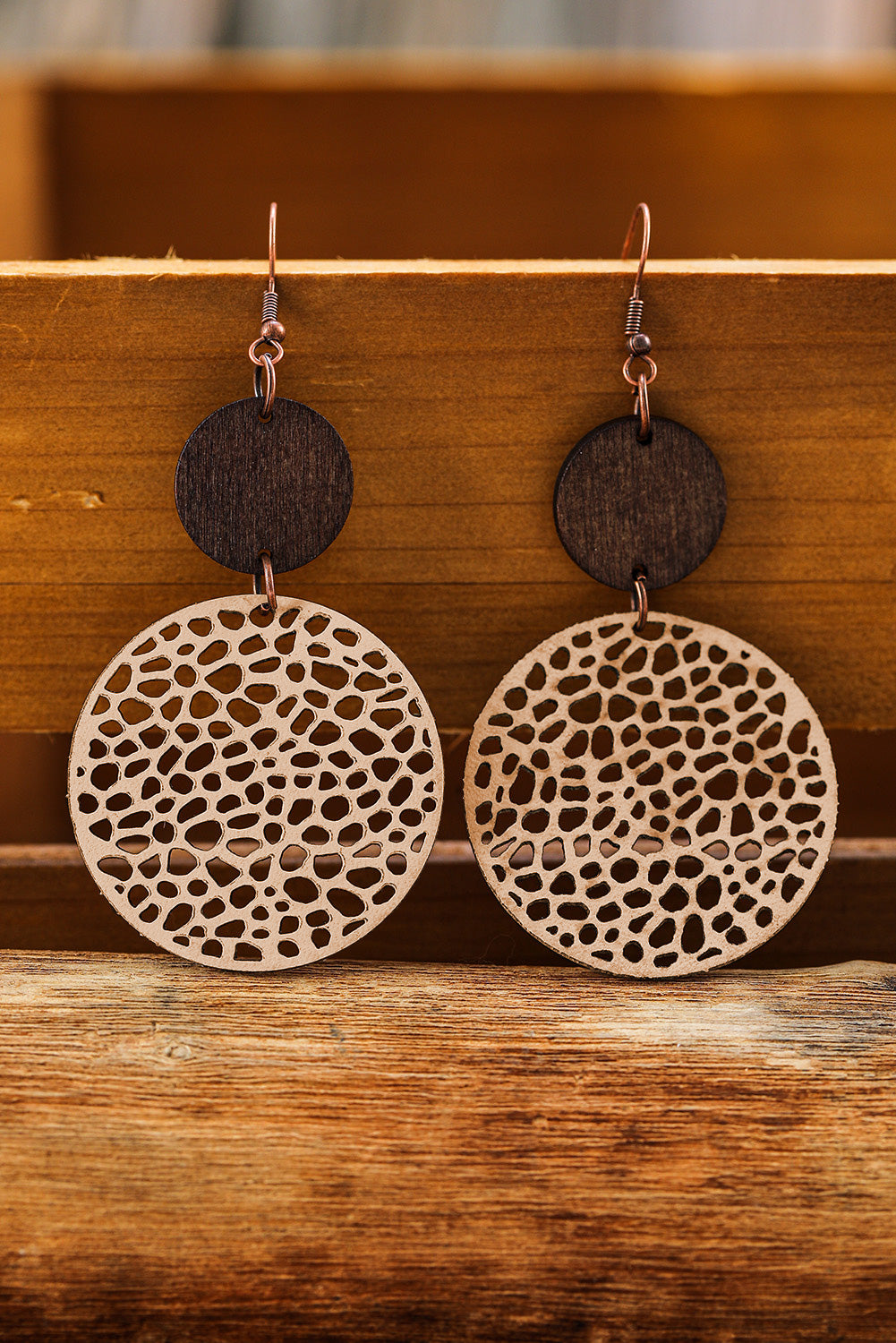 Boucles d'oreilles pendantes rondes en bois ajouré