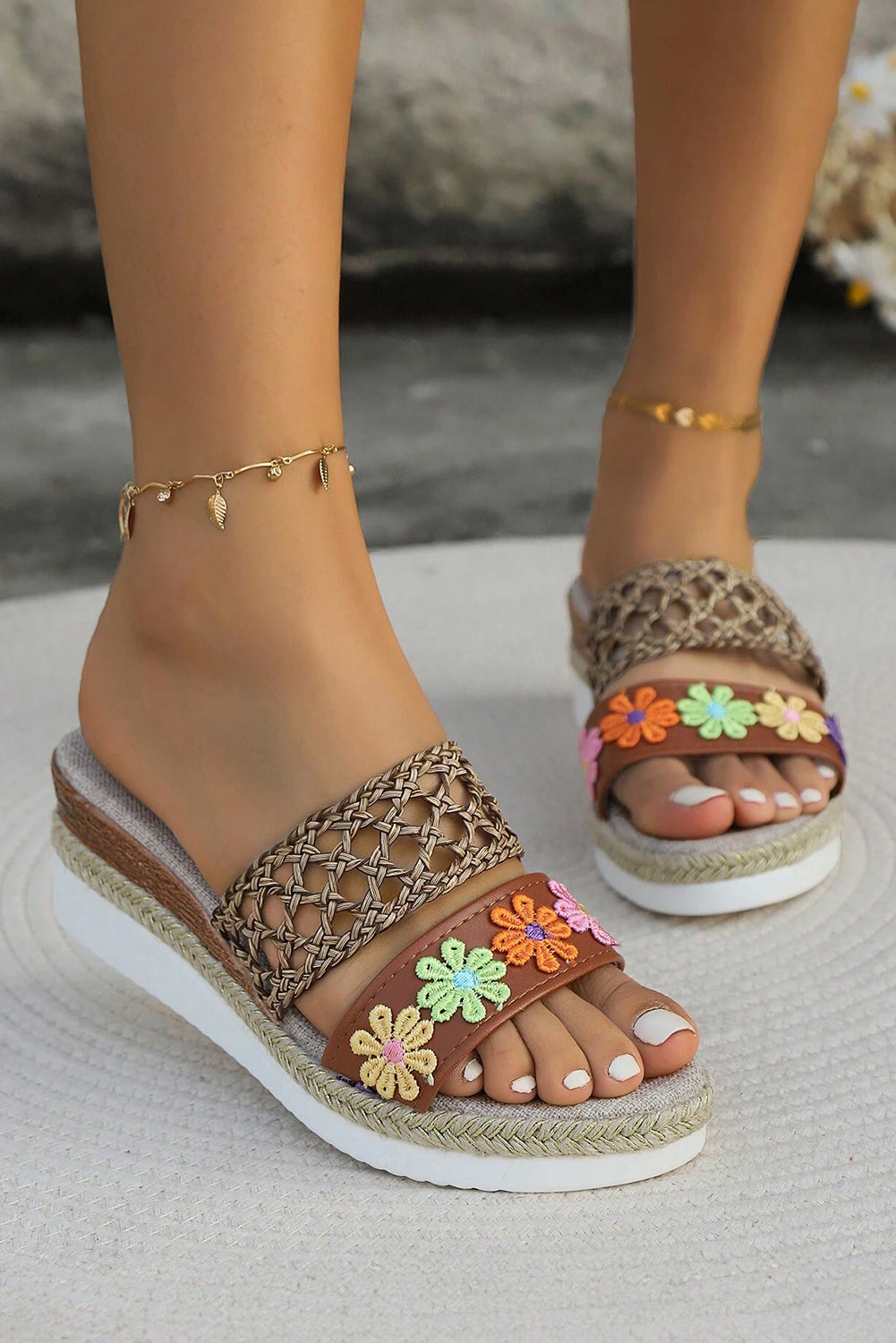 Hausschuhe mit Keilabsatz und geflochtenen Details und Blumenmuster