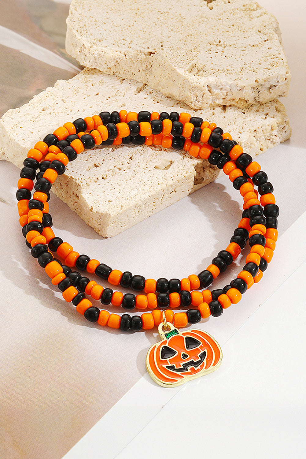 Collier d'Halloween avec pendentif en forme de visage de citrouille et perles de riz