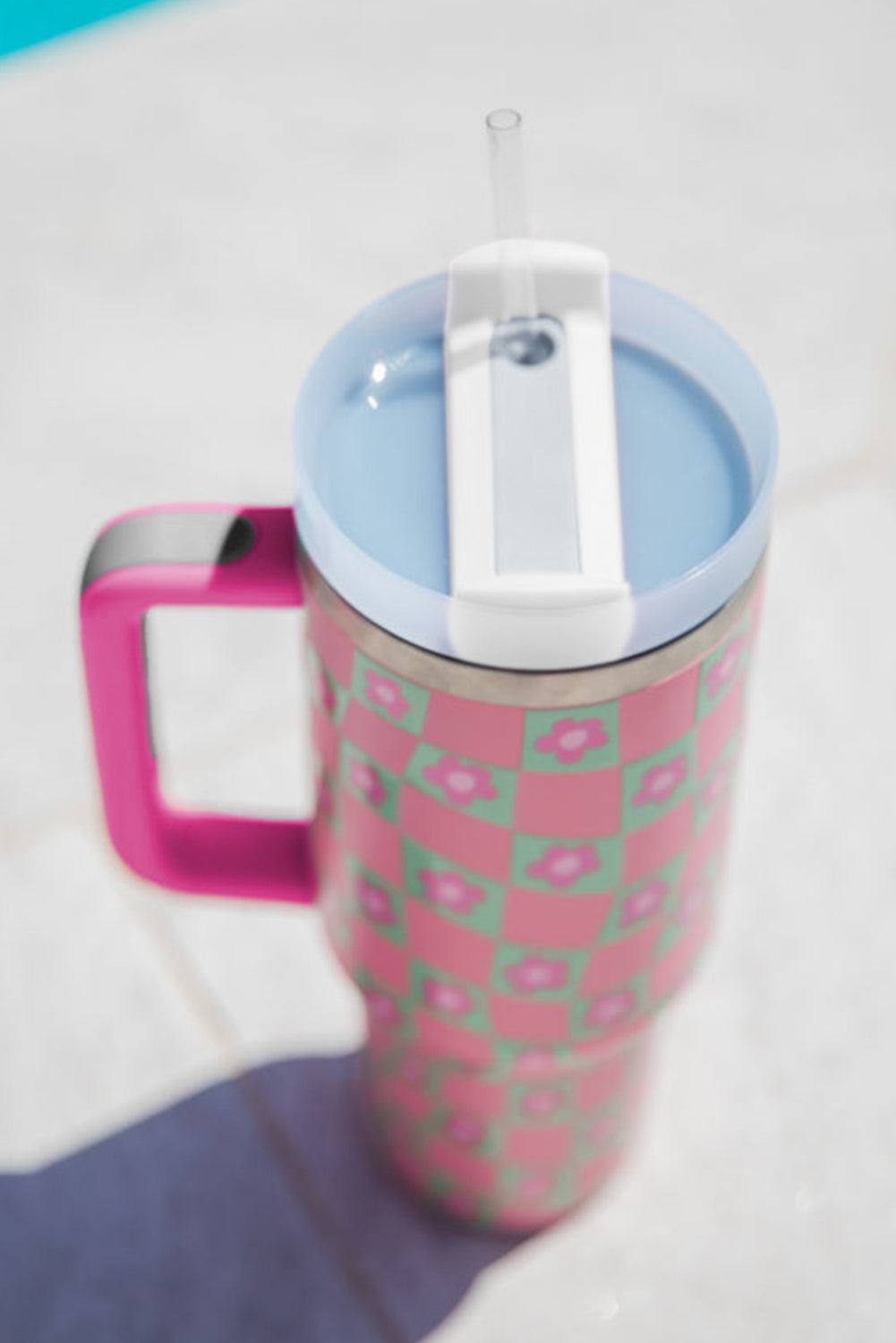 Tasse mit Blumen-Karomuster und Strohhalm, 40 oz