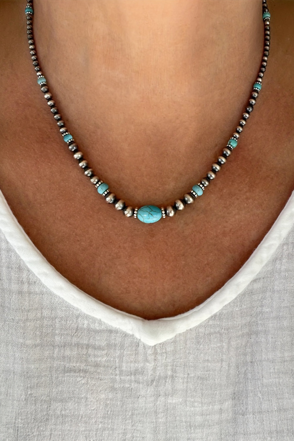 Ensemble collier et boucles d'oreilles en perles turquoise occidentales