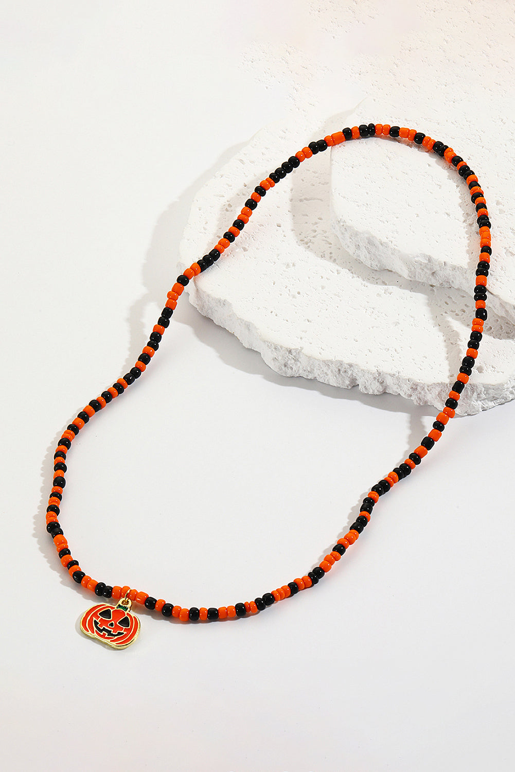 Collier d'Halloween avec pendentif en forme de visage de citrouille et perles de riz
