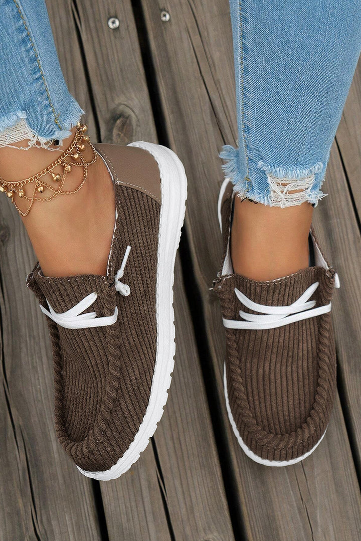 Einfarbige, gerippte Criss-Cross-Schlupfschuhe