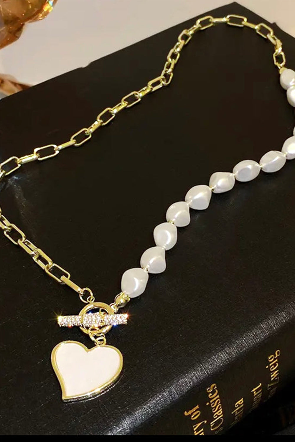 Collier avec pendentif en forme de cœur et chaîne de perles décorée de strass