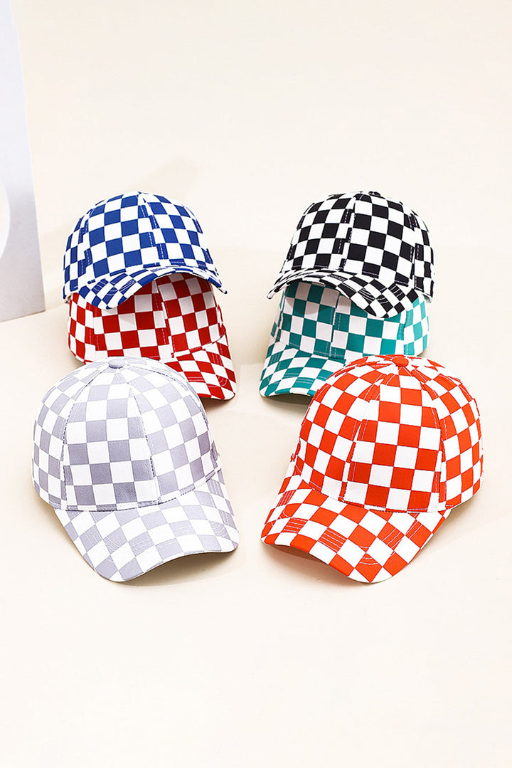 1 casquette de baseball à motif à carreaux et détails cousus