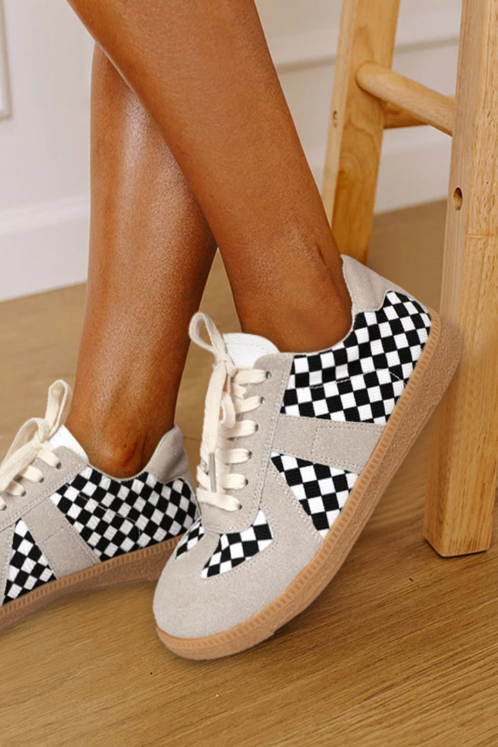 Flache Schnürschuhe aus Kunstleder mit Schachbrettmuster und Patchwork