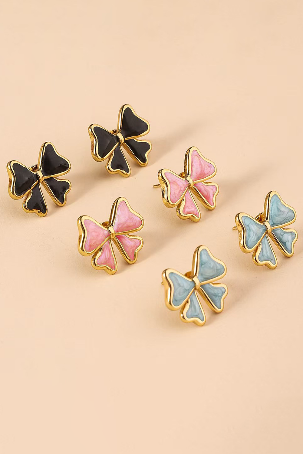 Boucles d'oreilles à tige en émail avec nœud papillon