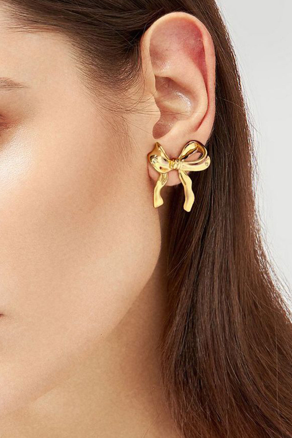 Elegante, vergoldete Ohrstecker im Schleifendesign