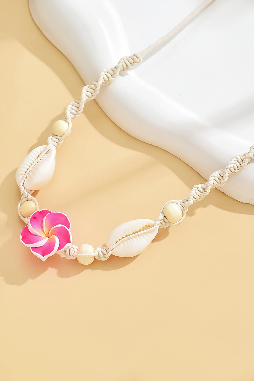 Collier ras du cou tressé en coquillage et fleurs