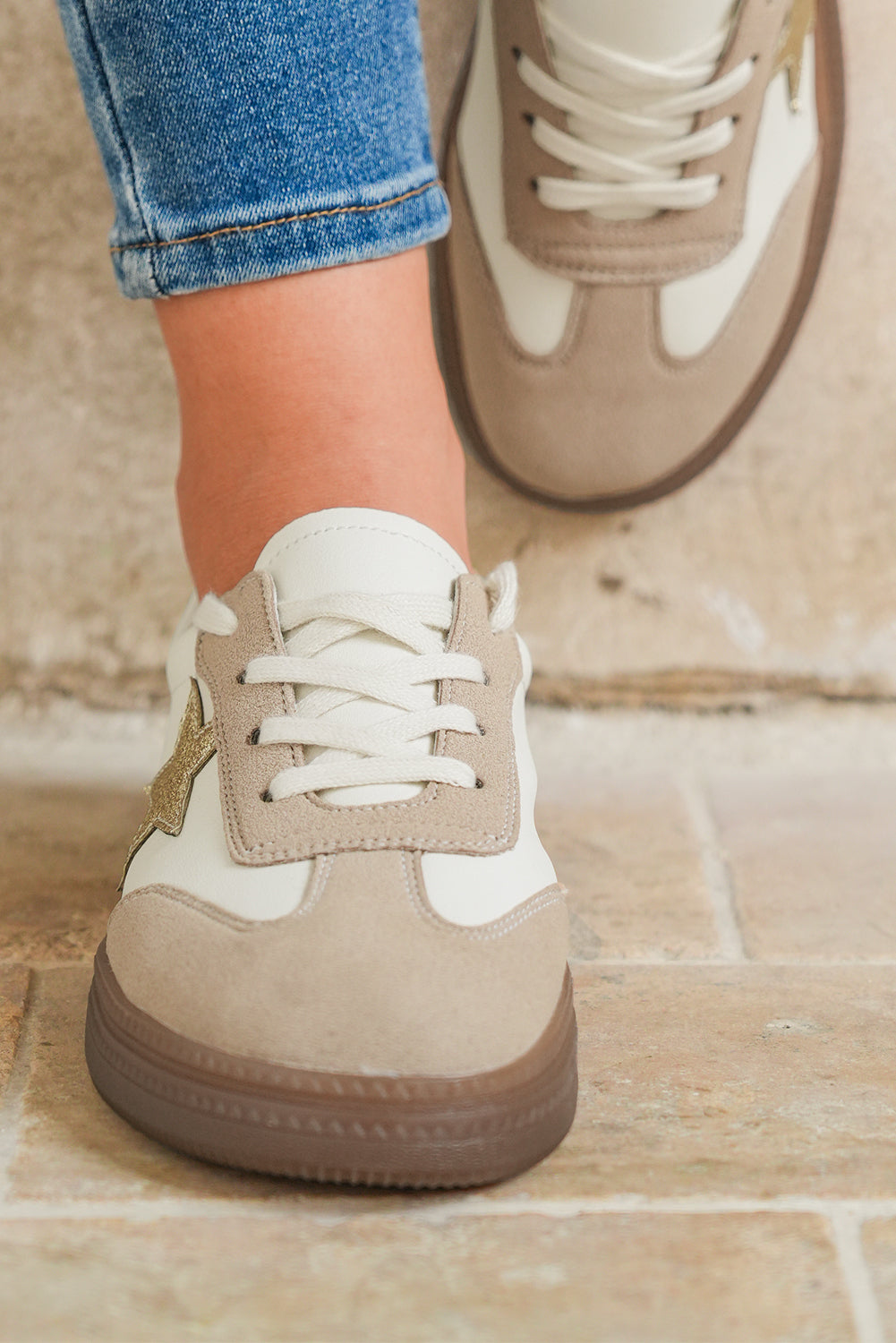 Chaussures plates rétro à lacets avec patchs étoiles scintillants et blocs de couleurs