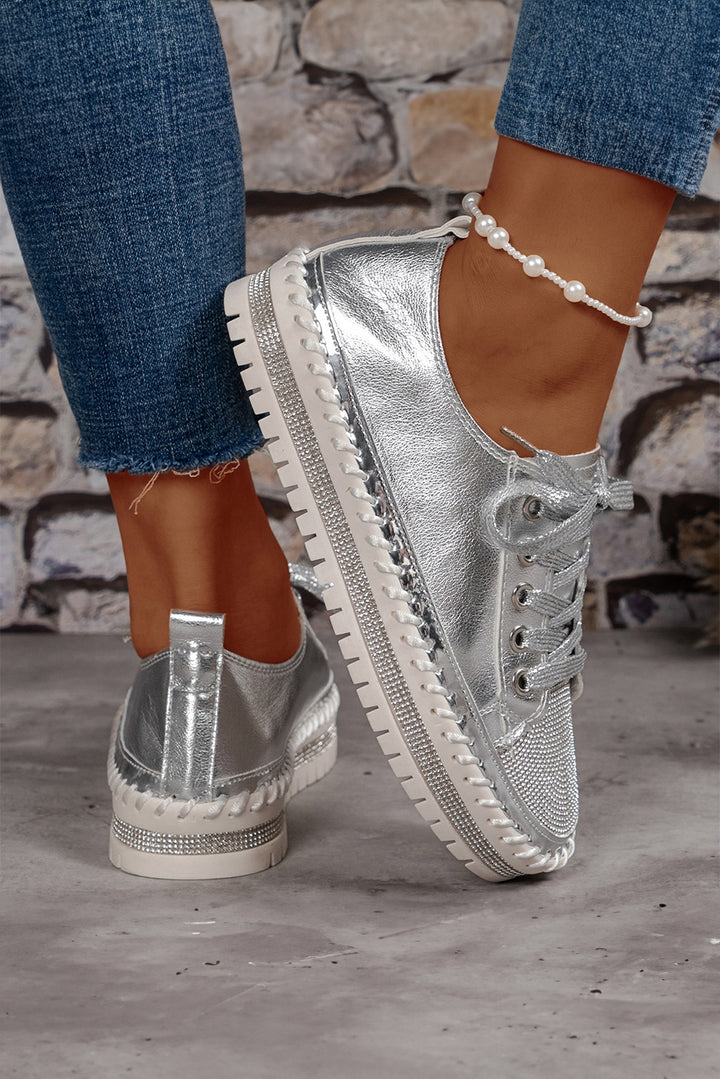 Flache Schnürschuhe mit Strass und Metallic-Schimmer