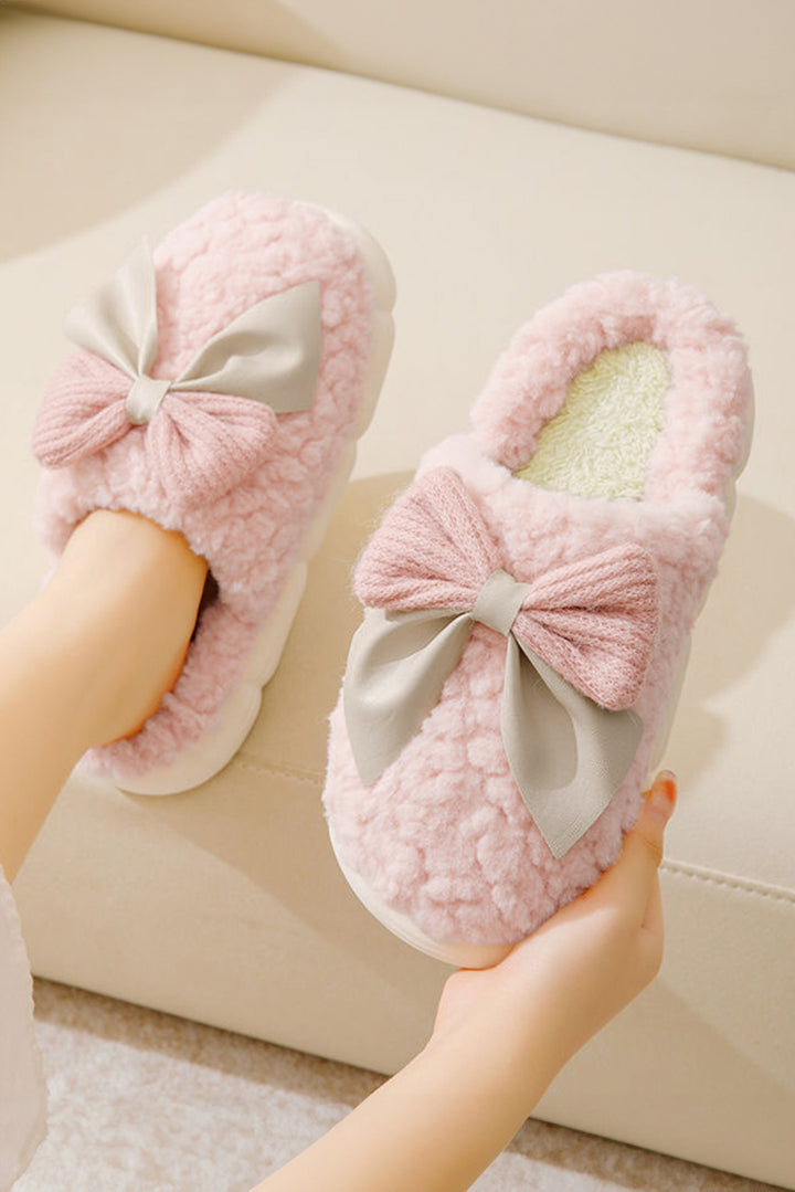 Chaussons d'hiver en peluche avec nœud contrasté (les couleurs des nœuds peuvent varier selon le lot)