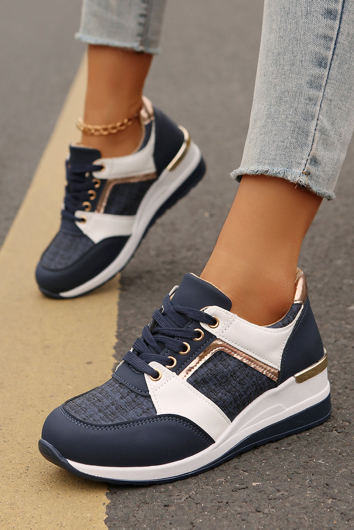 Keilsneaker mit Glitzerpatches und Schnürung