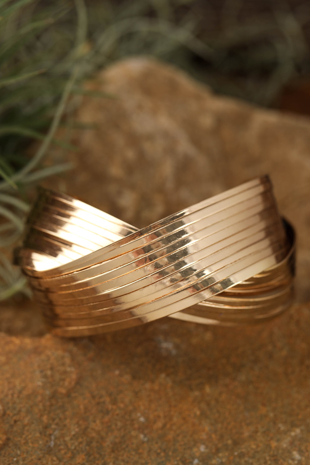Strukturiertes Crossover-Armband aus Metall