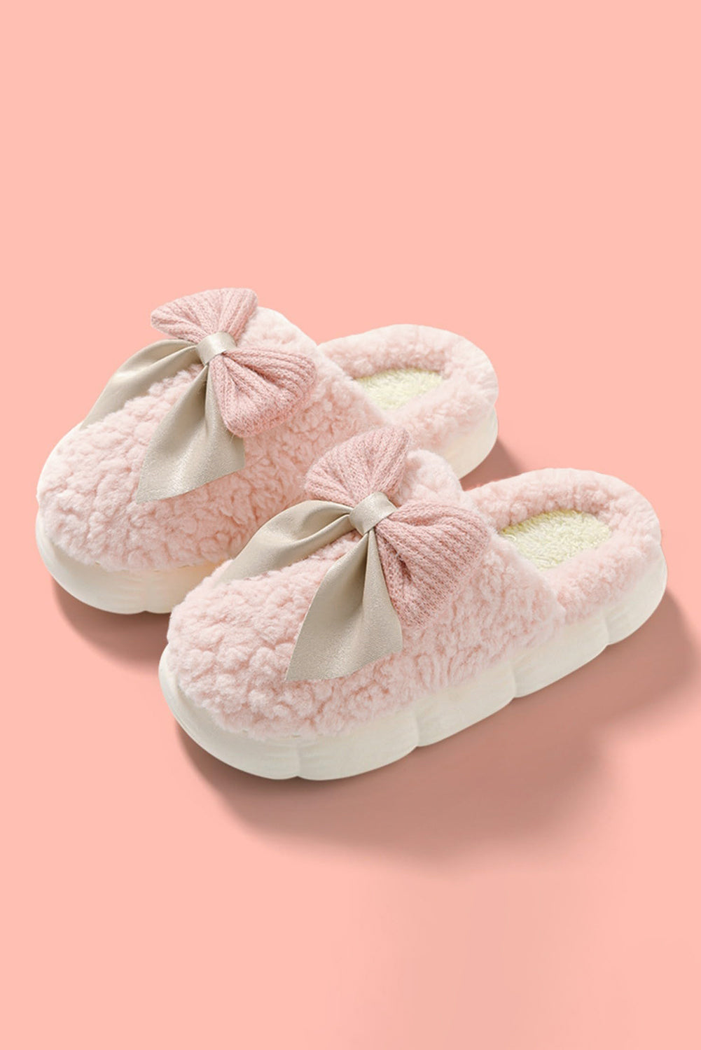 Chaussons d'hiver en peluche avec nœud contrasté (les couleurs des nœuds peuvent varier selon le lot)