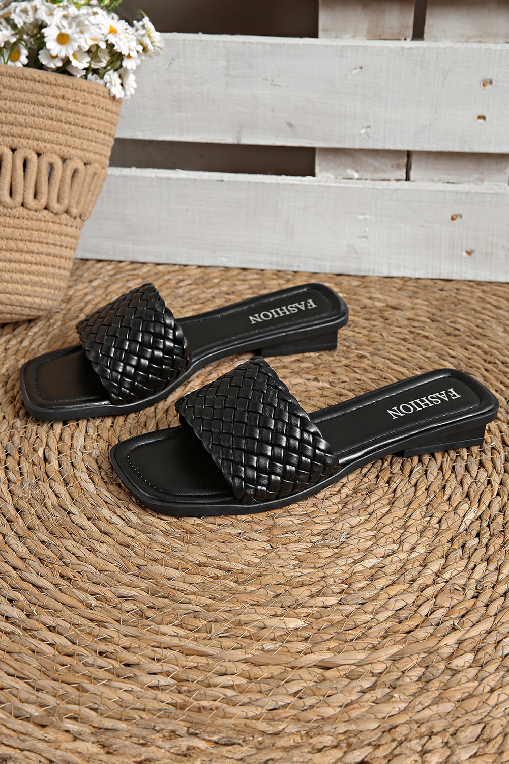 Chaussons à bout carré et large bande tressée