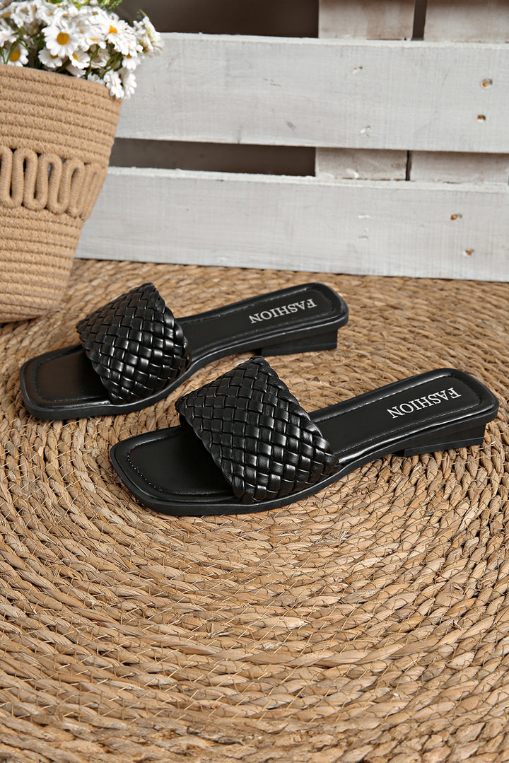 Chaussons à bout carré et large bande tressée