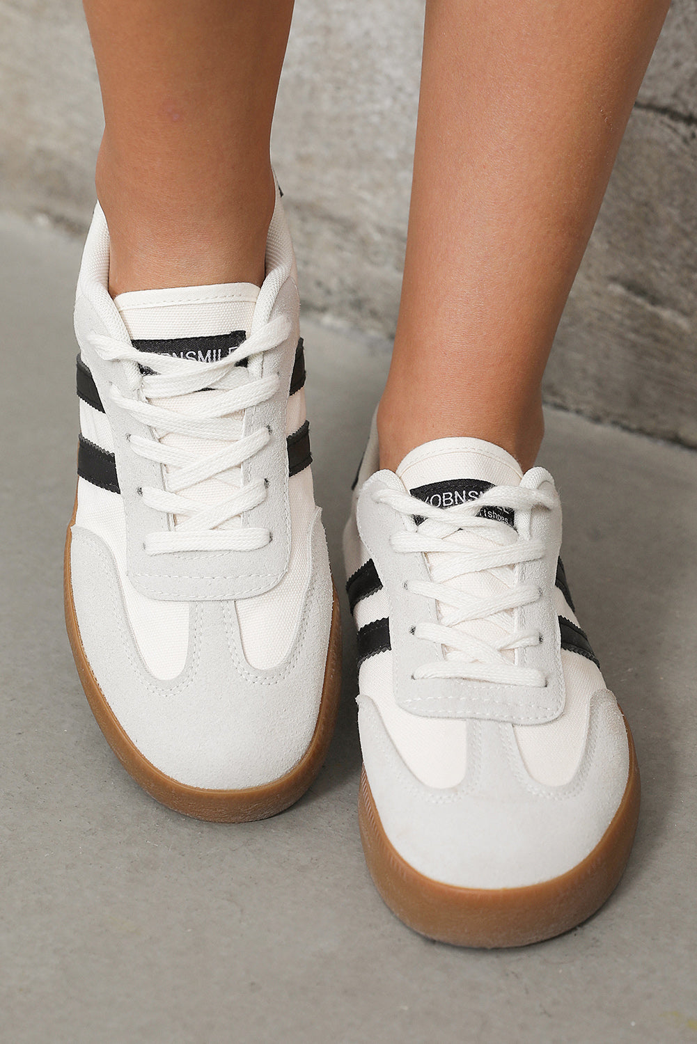 Flache Sneakers mit Streifenmuster und Schnürung