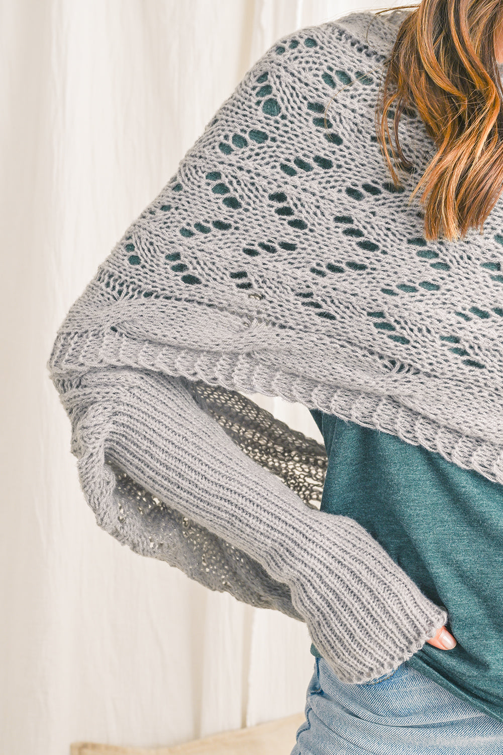 Strickschal mit Kreuzdetail und Ärmeln