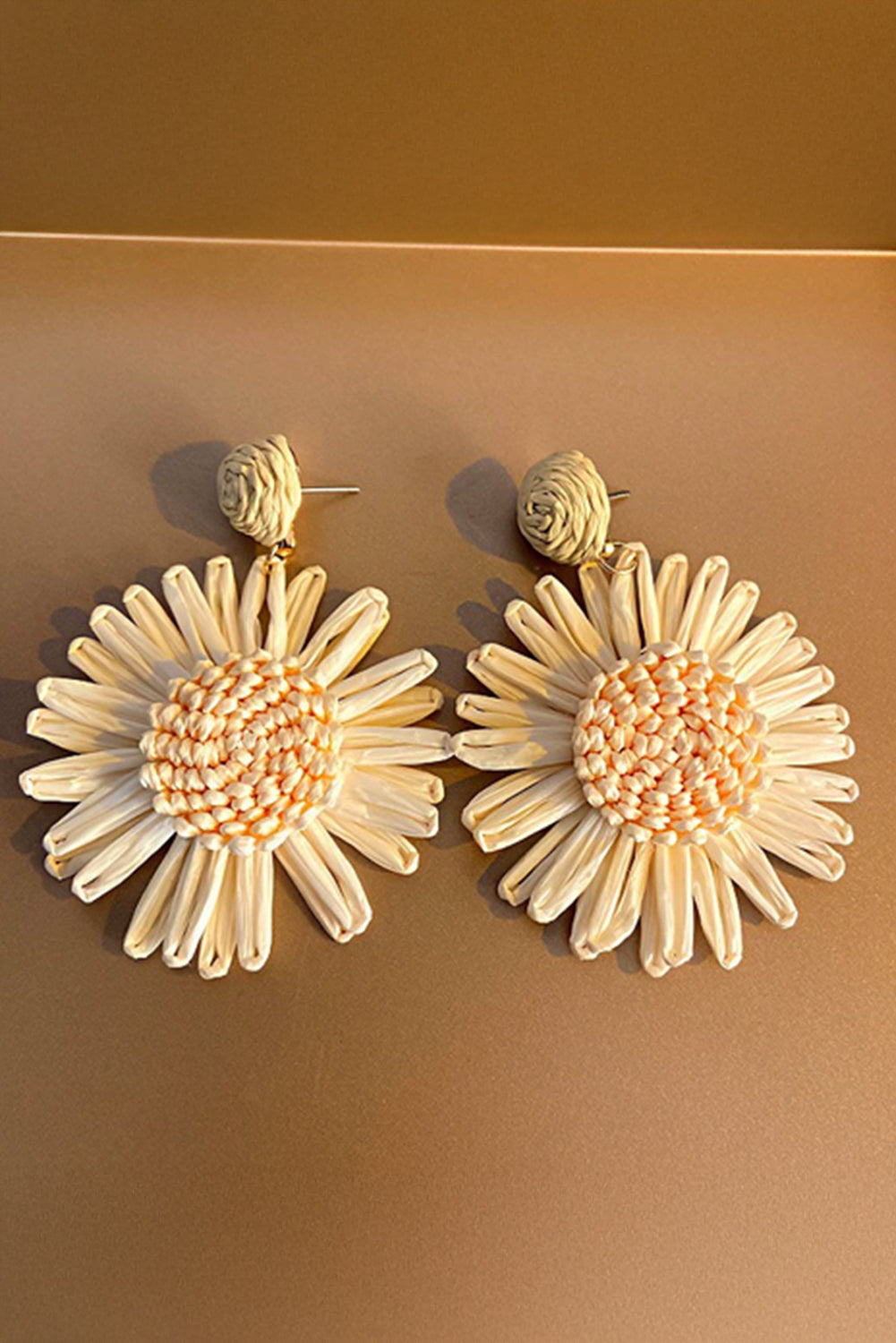 Boucles d'oreilles pendantes bohèmes en raphia crocheté tournesol