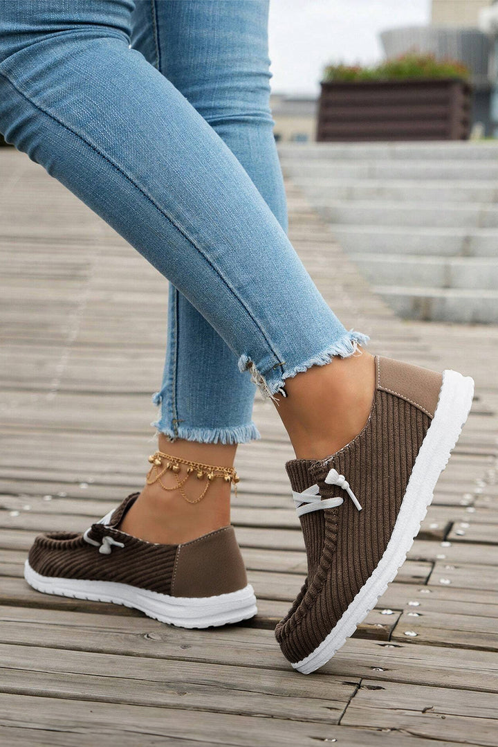 Einfarbige, gerippte Criss-Cross-Schlupfschuhe