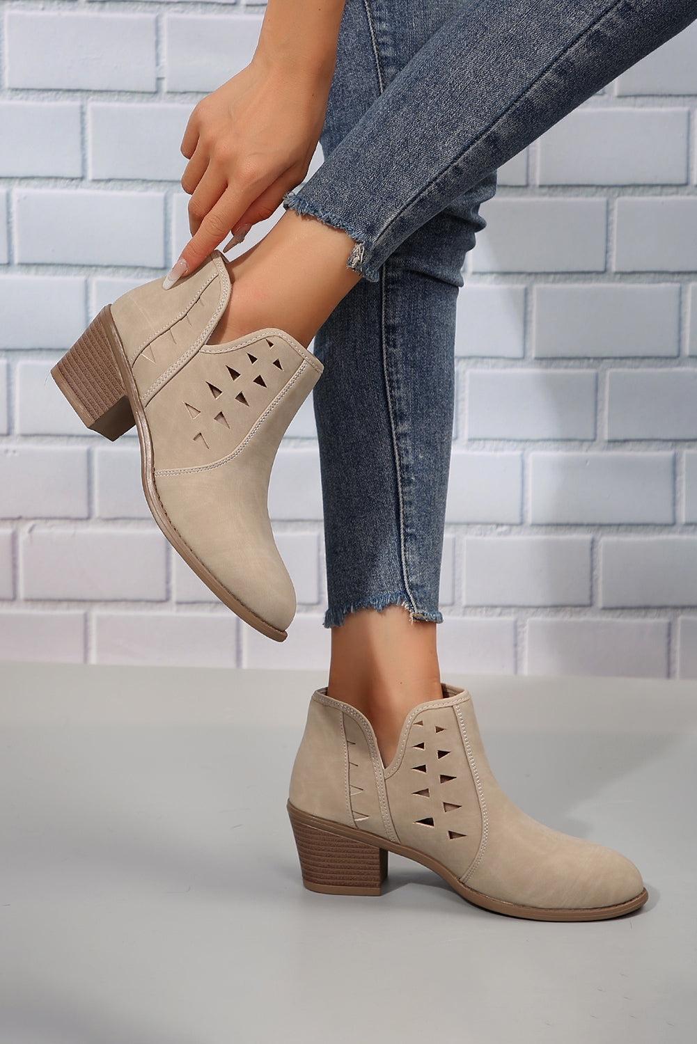 Bottines à talons et bout pointu en daim découpé