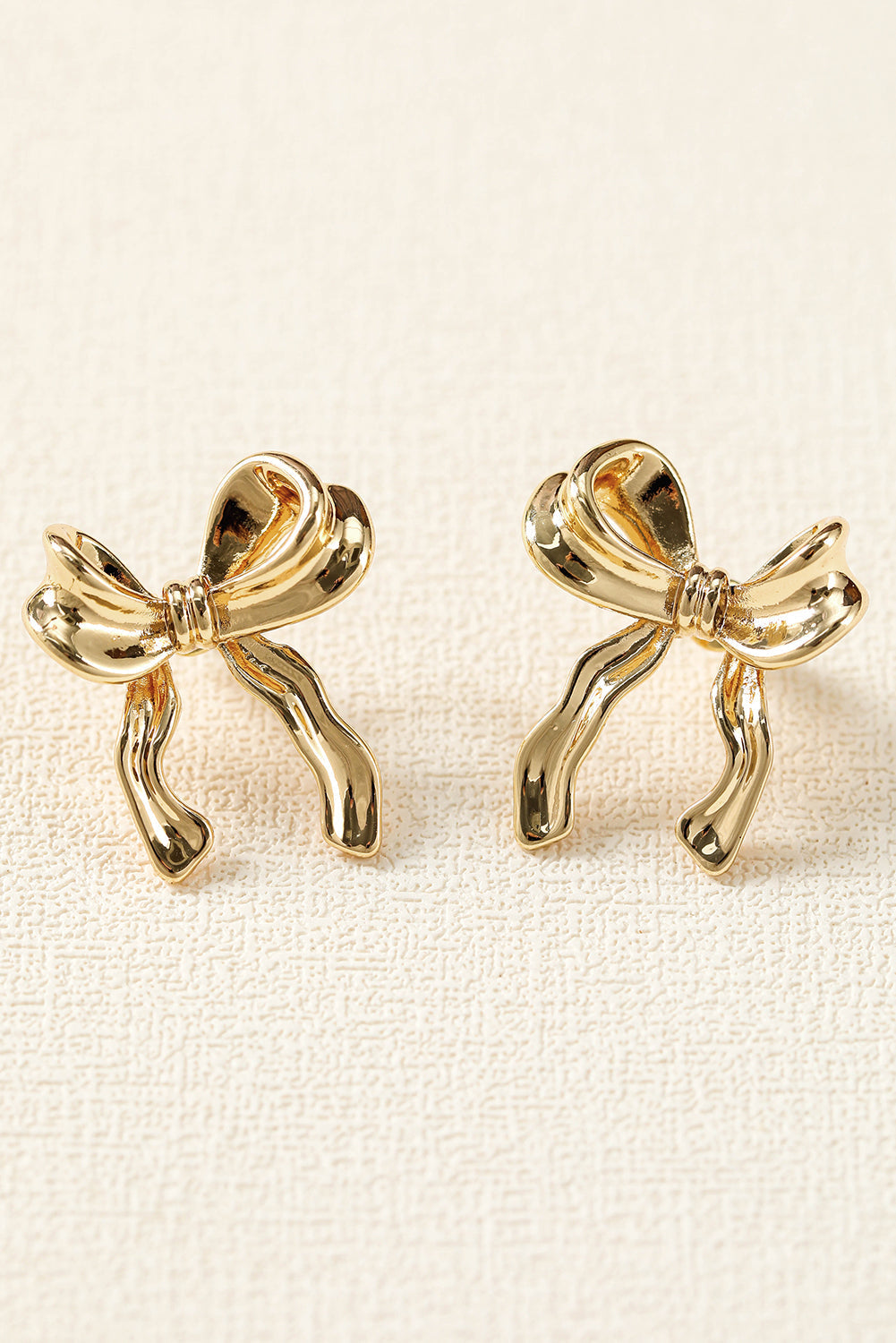 Elegante, vergoldete Ohrstecker im Schleifendesign