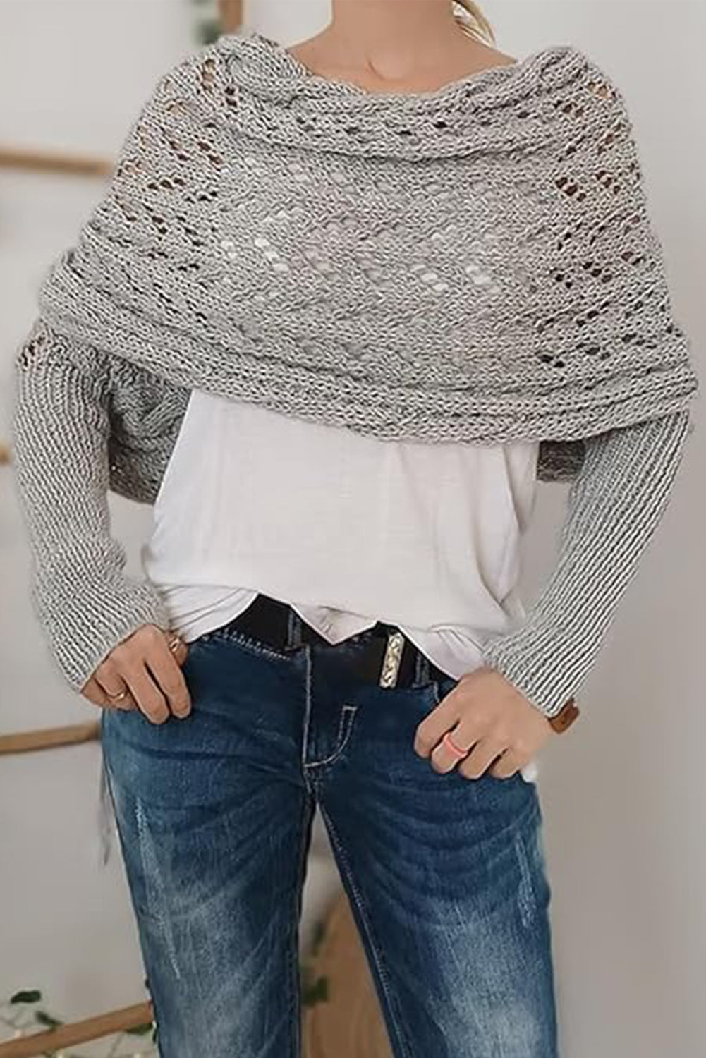 Strickschal mit Kreuzdetail und Ärmeln