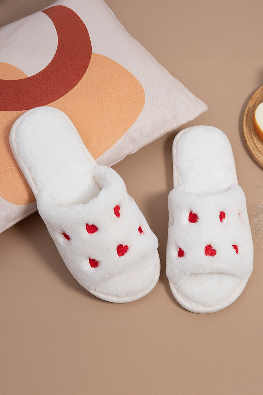 Flauschige Winterhausschuhe mit Valentinstagsherz-Stickerei