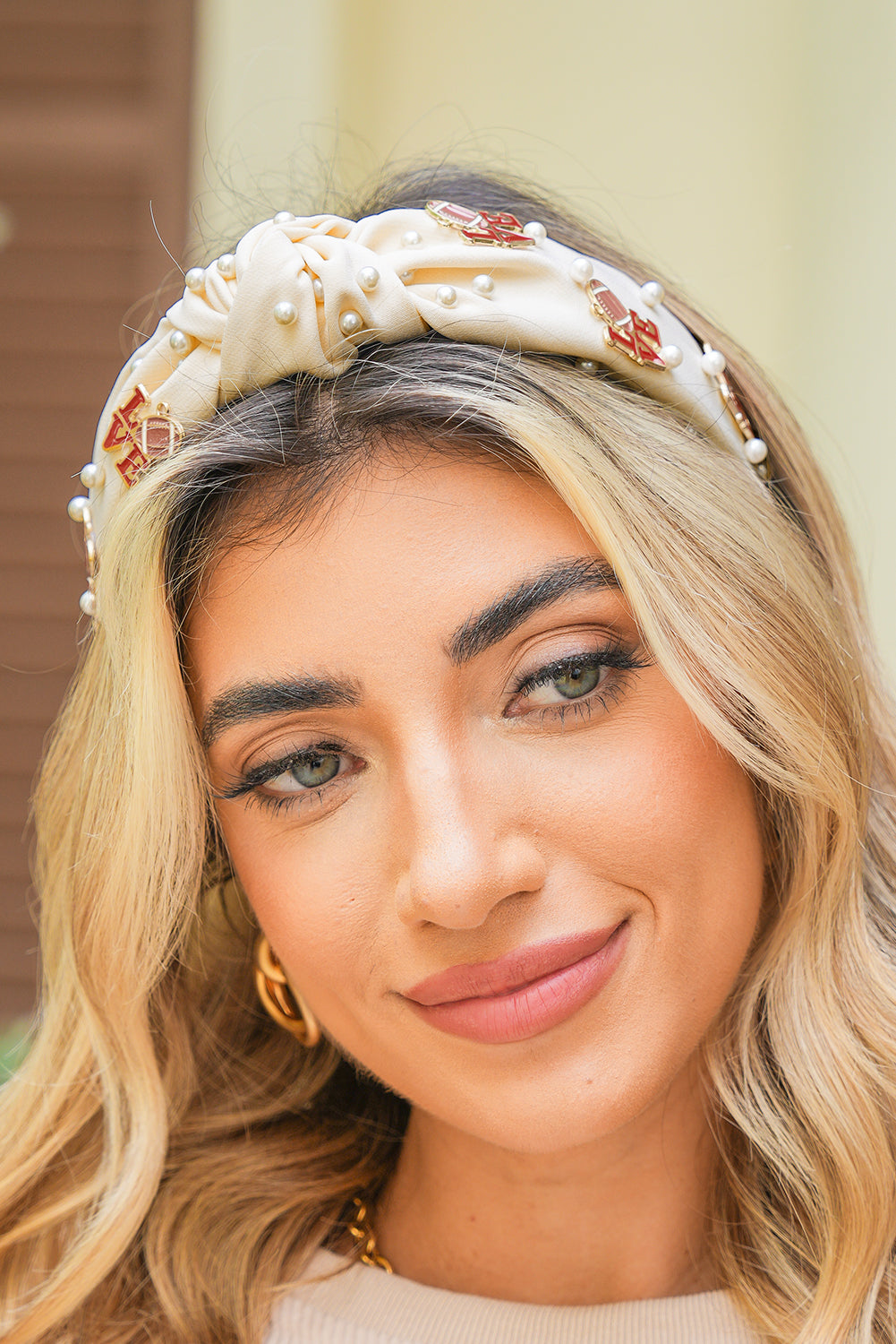 Bandeau à nœud torsadé avec perles de cristal et détails rugby LOVE