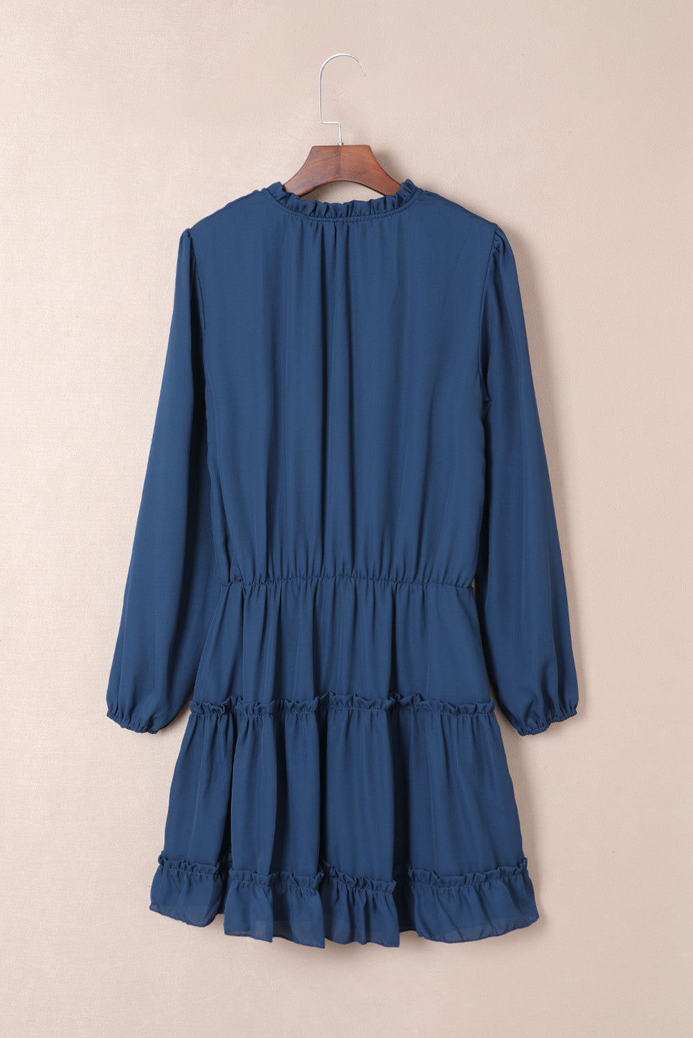 Robe courte à volants et manches longues à col en V foncé