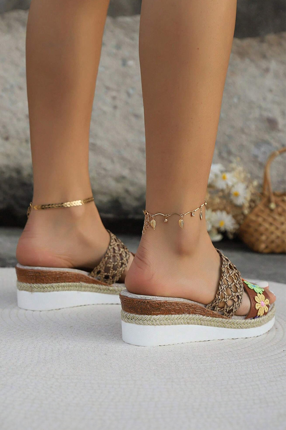 Hausschuhe mit Keilabsatz und geflochtenen Details und Blumenmuster