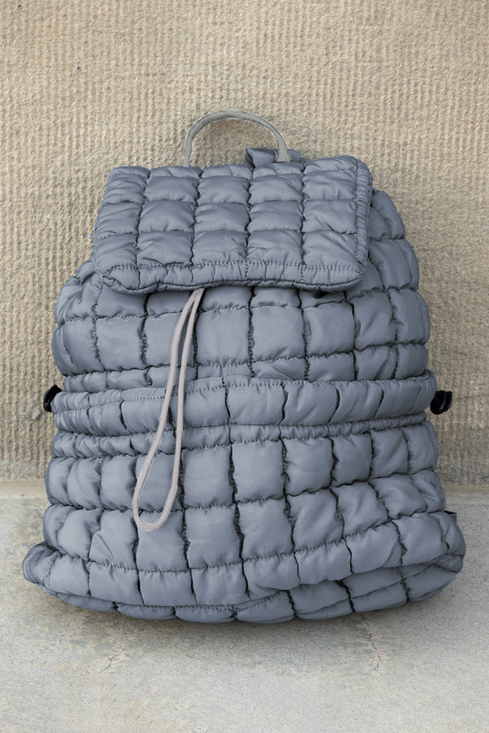 Einfarbiger, gesteppter Puffer-Rucksack mit Klappe