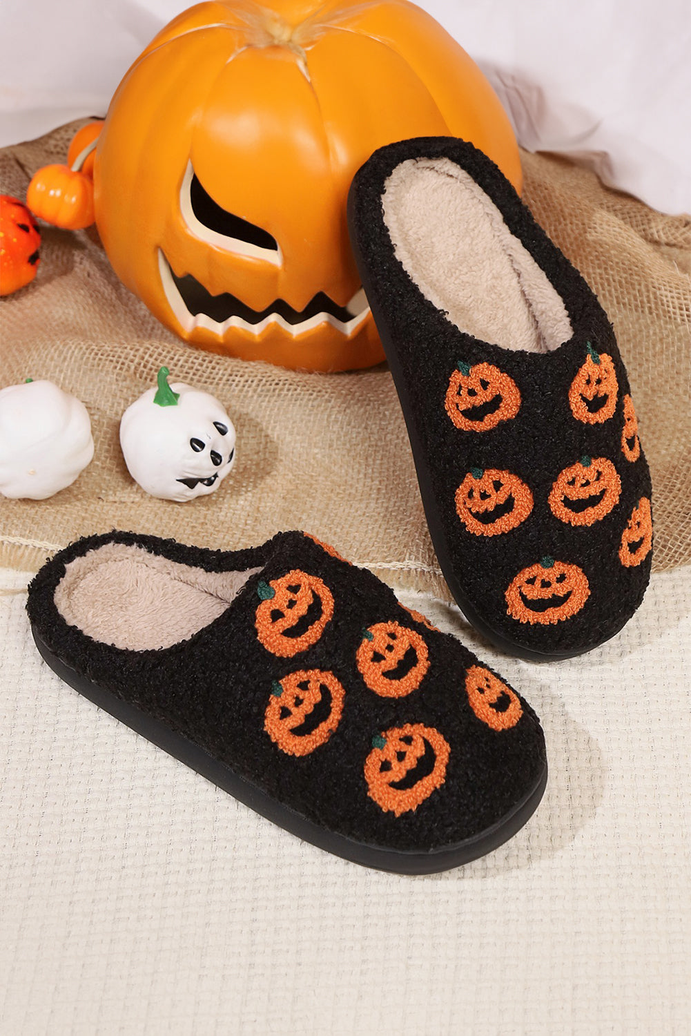 Halloween-Hausschuhe aus Plüsch mit Kürbis