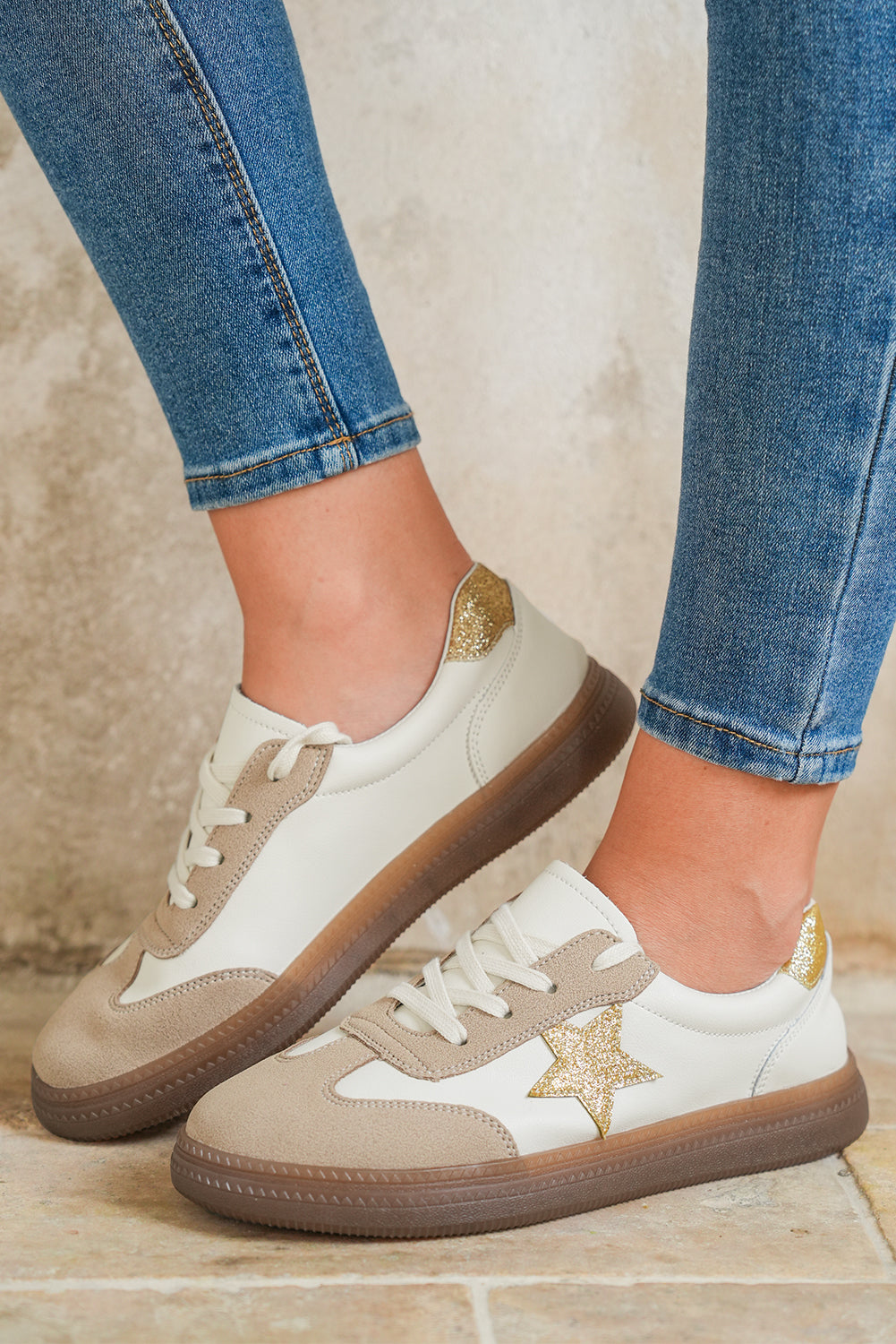 Chaussures plates rétro à lacets avec patchs étoiles scintillants et blocs de couleurs