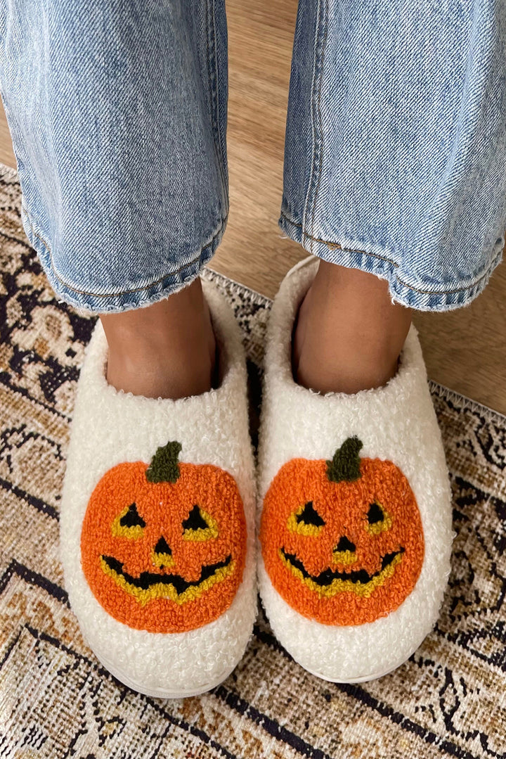 Plüsch-Hausschuhe mit Halloween-Kürbis-Aufdruck (fällt klein aus, eine Nummer größer)