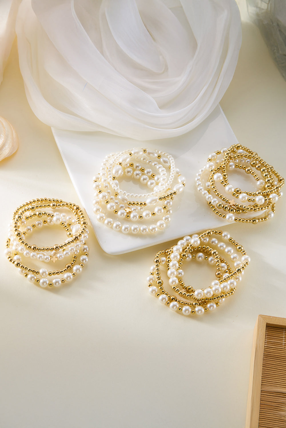 Bracelets multicouches en perles plaquées et décorées de perles croisées