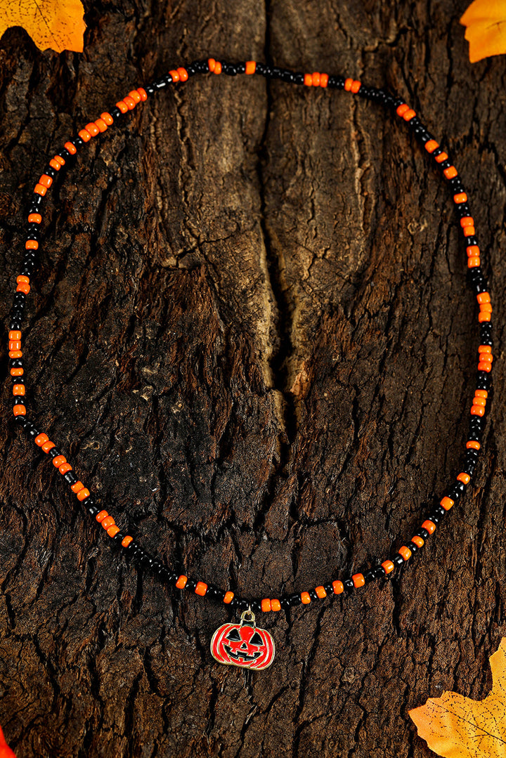 Collier d'Halloween avec pendentif en forme de visage de citrouille et perles de riz