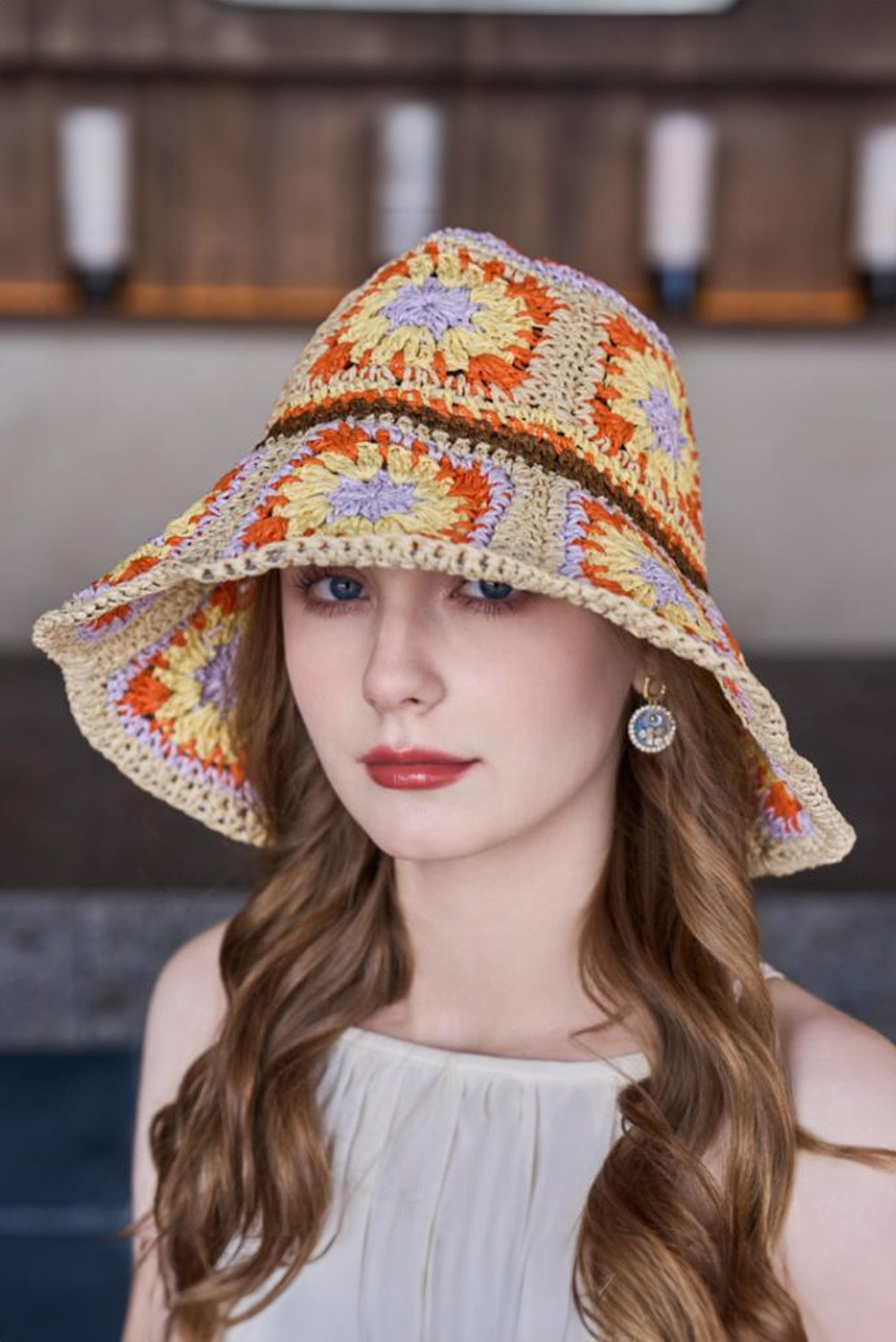 Boho-Blumen-Häkelmütze mit breiter Krempe und Schnalle