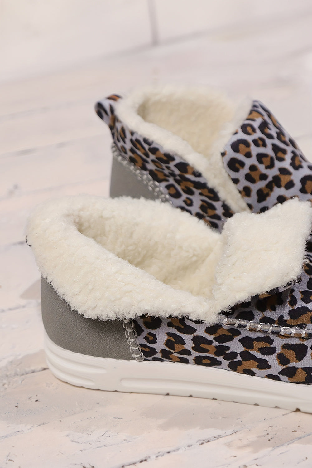 Flache Winterstiefel mit Leopardenmuster und Flicken am Knöchel