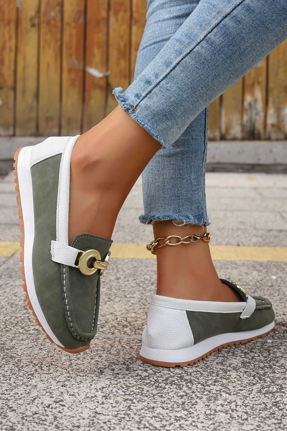 Slipper mit Metallringdekor und dicker Sohle