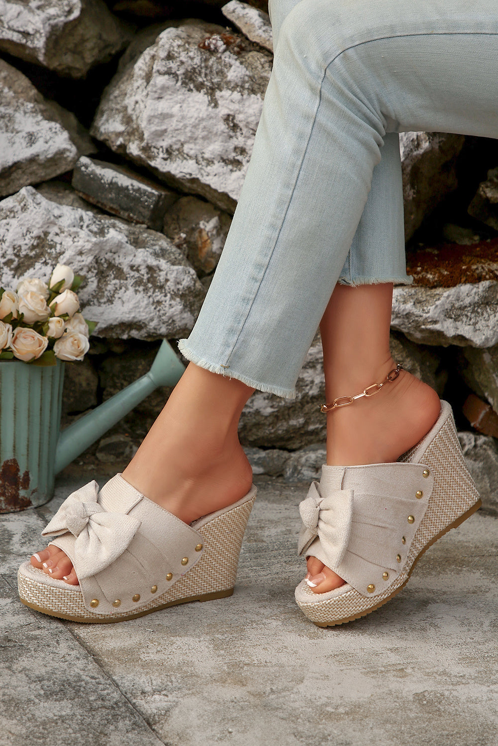 Chaussons compensés tissés en faux daim avec nœud décoratif