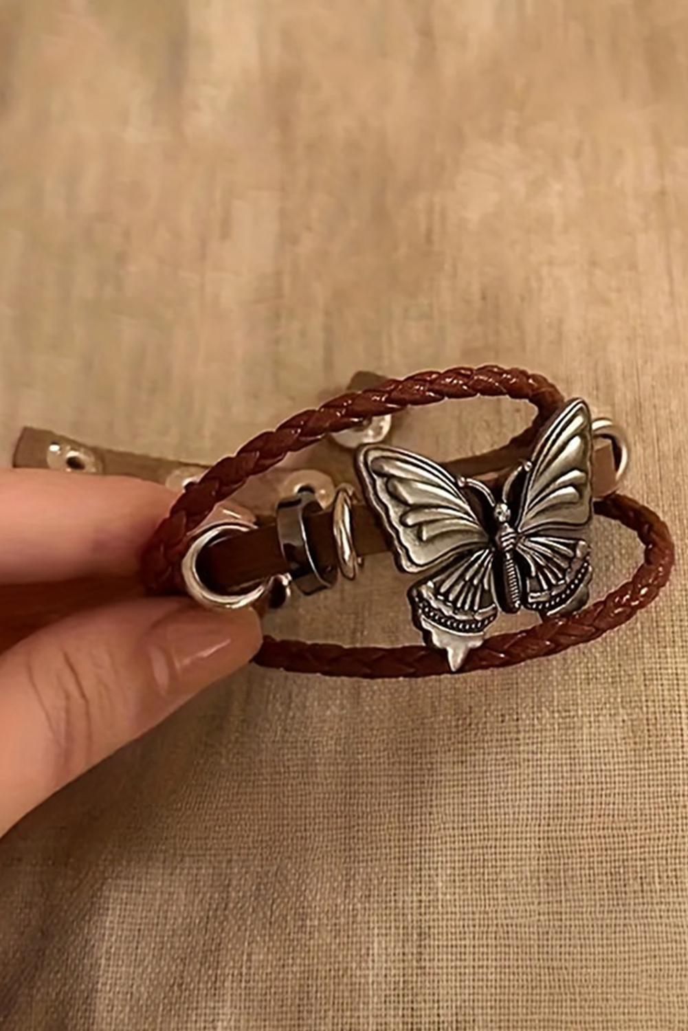 Bracelet à bouton-pression tressé en similicuir exotique avec décor papillon rétro 