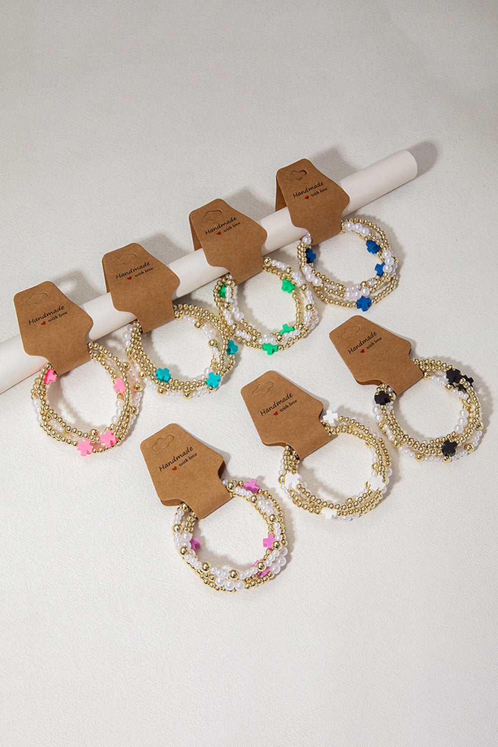 Bracelet élastique multicouche en perles avec décor de croix